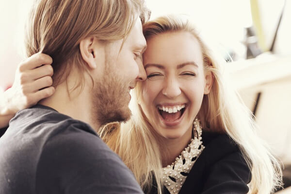 １秒たりとも離れたくないよ…♡男性の「彼女にくっつきたくなる」瞬間5選