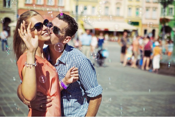 つい態度に出ちゃう…！男が「気になる子」だけにとる言動