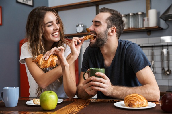 今すぐ押し倒したい♡彼がムラっとする「家デートでの言動」って？