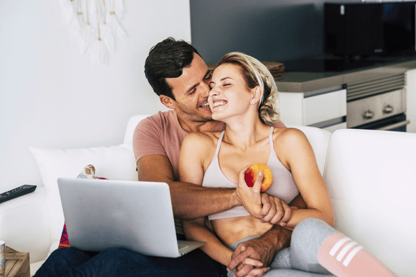 彼女がかわいくてたまらないんだ♡「彼女大好きカレシがよくやる行動」4つ