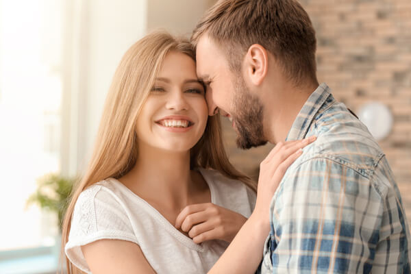 今こそ癒しがほしい…。男が「彼女に甘えたくなる」4つの瞬間