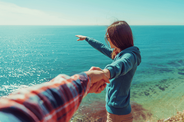 仲良しカップル”がやってるのは「手を繋ぐ」と「腕を組む」どっち？