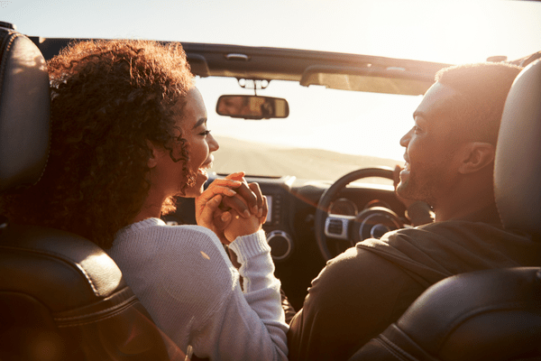 こっちにおいで？彼がドキッとする「彼女のいちゃいちゃの仕方」4選