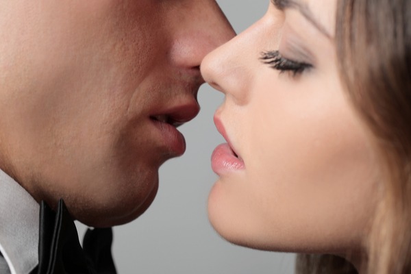 【男のホンネ】キスしてきたのに「ごめん」？謝ってくる男の心理とは