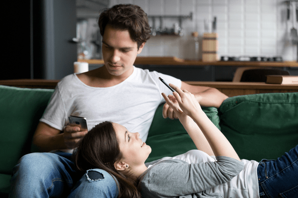 こんなの反則…彼が思わず構いたくなってしまう「女性の甘え方」