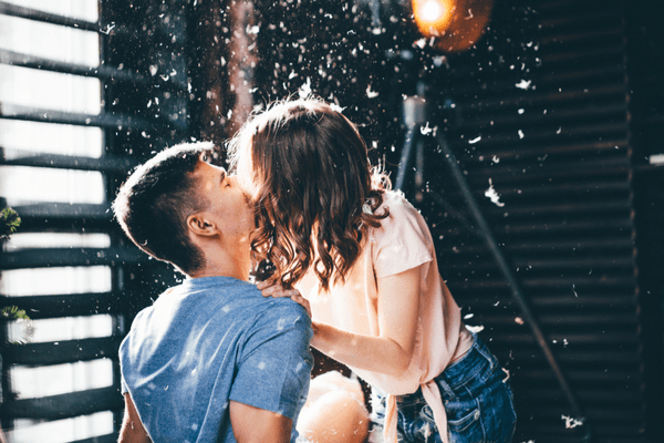 他の男には絶対に…！男が「本気で手放したくない」女性の特徴って？