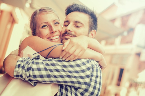 思わずハグしちゃう♡男性が「抱きしめたくなる仕草」って？