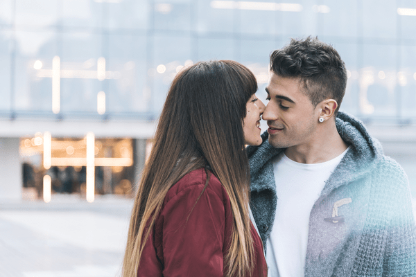 女性が「キスしたい」時に見せる仕草