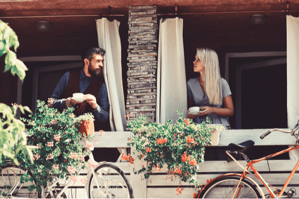 今すぐ会いに行きます！彼が彼女に「早く会いたくなる時」4つ