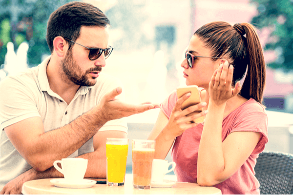 だらしなすぎ！男性に引かれる「女性がやりがちなあるある言動」