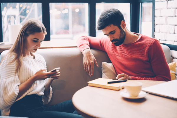 ヤベェ奴きた…！合コンで男から「引かれるNG行動」って？