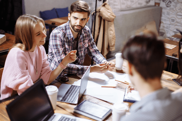 好きだからやっちゃう！男性が無意識に出している「ラブサイン」について