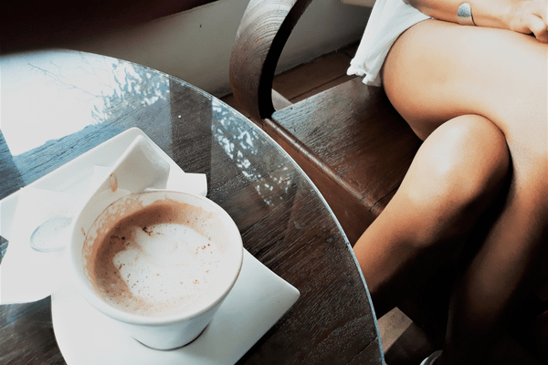 もしかして誘ってる♡？男を悩殺させる「セクシー仕草」4選