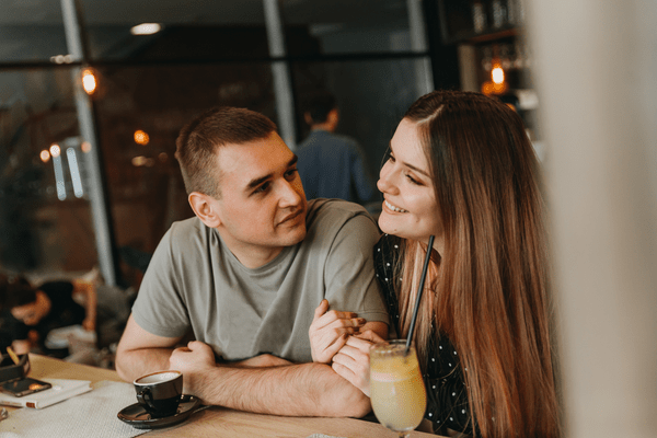 誰が見ても魅力的…♡周りを「惹きつける女性」の特徴とは？