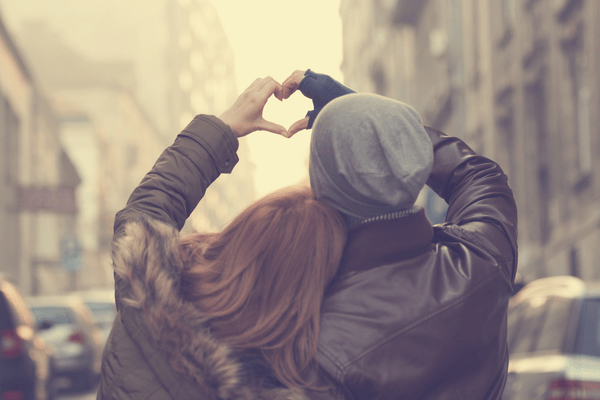 可愛すぎて心配になるだろ…！男が「本命の彼女だけにとる行動」4つ