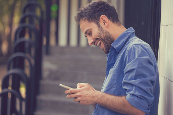 ちょっと気になる…♡LINEで「彼の気を引く」コツとは