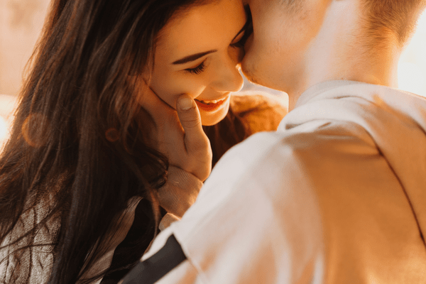 何度もシたくなるじゃん…♡男を興奮させる「キス中の仕草」って？