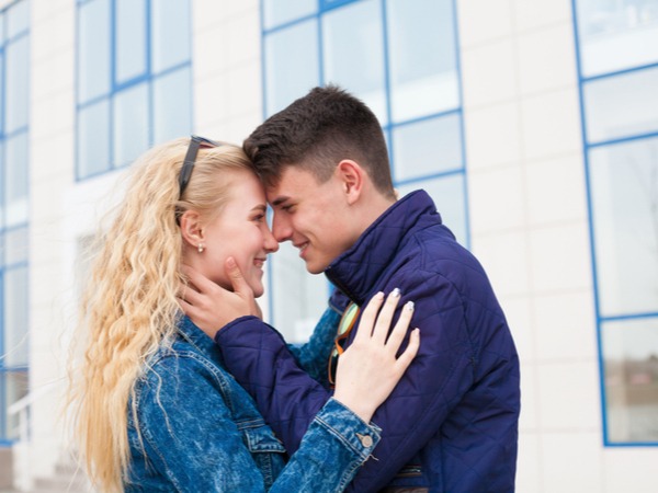 【見逃し厳禁！】彼氏が密かに出してる「キスしたいサイン」4つ