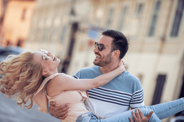 気づいたら視線が…♡男が「無意識に惹かれる女性」って？