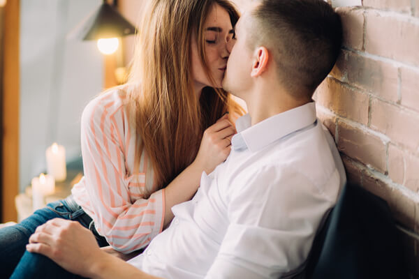 キミしか見えなくなる…♡男を翻弄する「小悪魔なキス」とは