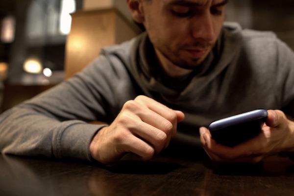 どうして…？男性に送ったLINEが「既読スルー」の理由4選