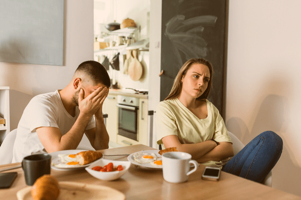 大人の会話がしたいんだけど…男性がイラっとする「お子ちゃま女子」の特徴4つ