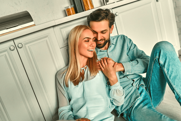 すべてが愛おしい…♡「彼女にゾッコン彼氏」がする行動4つ