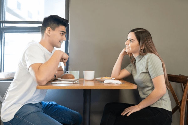 嬉しすぎてちょっと浮く勢い（笑）男性がテンションMAXになる「褒め言葉」とは