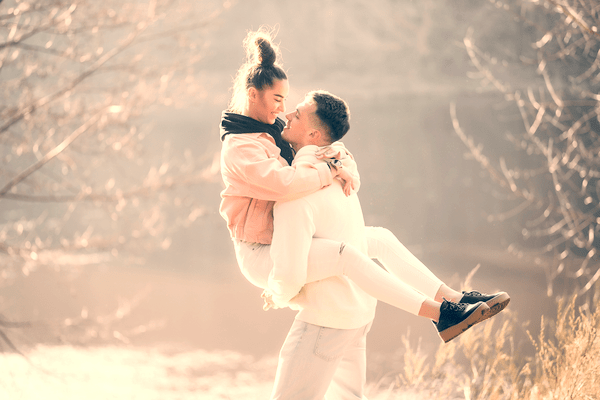 抱きしめるほど愛しくなるよ…♡男性がドキッとする「愛が伝わるハグ」って？