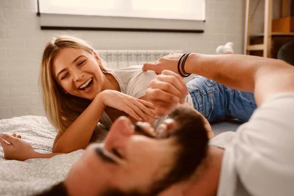 プイっとされても可愛いです♡男性がハマる「猫系女子」の特徴4つ