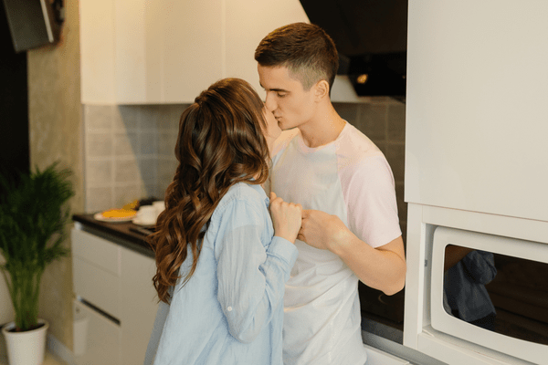 【男性に聞いた】これをされたらドキドキ暴走モードの「キス中の行動」4つ