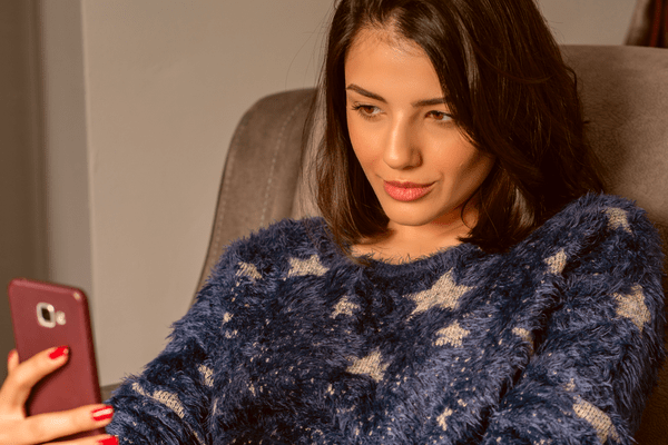 「おはよう」から「おやすみ」まで♡片想いの彼との「距離を近づけるLINEテク」4選