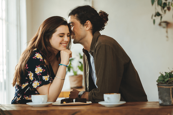 なにしてても可愛いんだよな…男性が「ガチで惚れた女性」にだけする行動4選