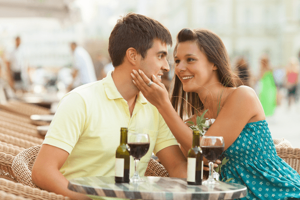 可愛すぎてズルいわぁ♡男がドキッとする「デート中の仕草」4選