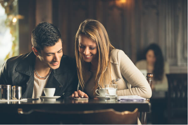 お前マジ信頼できるわ…♡男が一目置く「会話上手な女子」の特徴