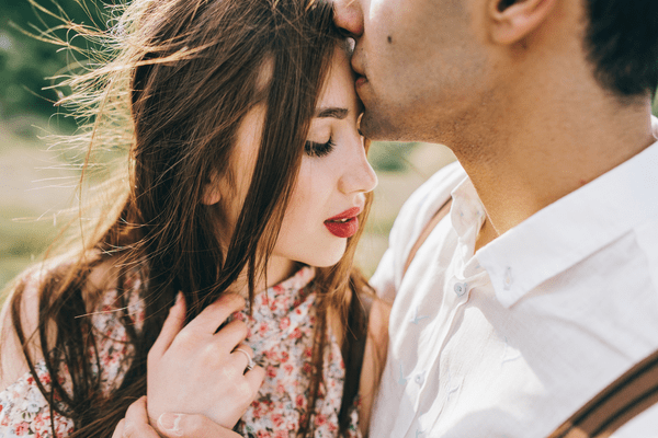 君にガチ恋しました♡男が「本気で好きな女性にする態度」4つ