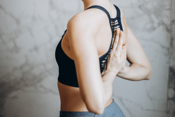 デスクワークでお疲れの皆さんへ！「肩回り」をじんわり伸ばすヨガ4選