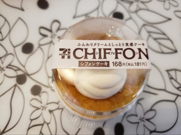 食べ進めるとアレ発見！？【セブン】の「シフォンケーキ」が大満足すぎるウマさ！