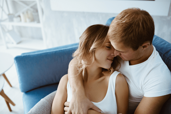 可愛すぎるんだよッ♡彼がメロメロになる「ハグ中の一言」4選