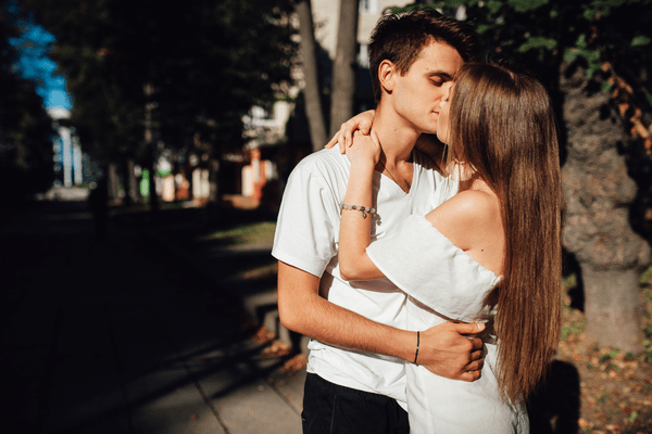 可愛すぎて心臓持たんッ！男が「メロメロになるキス」をする方法