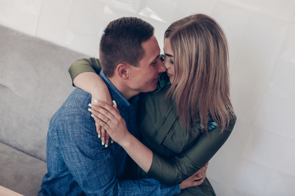 ハマらん奴おらんて…男が「虜になるキスの仕方」って？