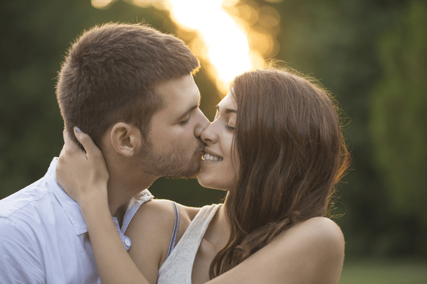 照れ顔もイイ♡男が夢中になるキス最中の「カワイイ仕草」って？