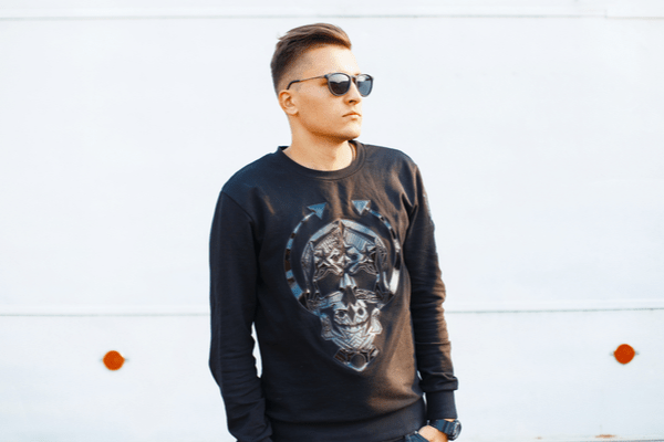 女性が一瞬で「ダサい認定する」男性のNGコーデとは