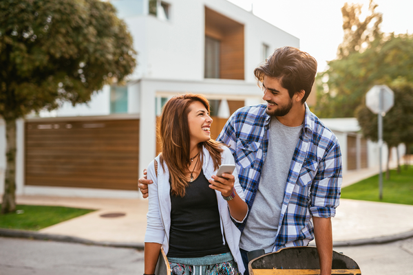 俺の惚気を聞いて…男が周りに「自慢したくなる彼女」の共通点