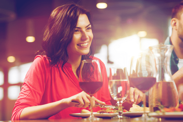 女性が初対面の男性に対して「密かにチェックしていること」とは