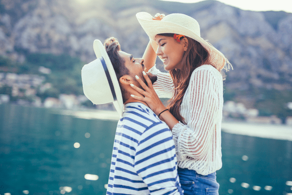 そりゃガン見しちゃうわ〜?女性の「色気溢れる仕草」4つ