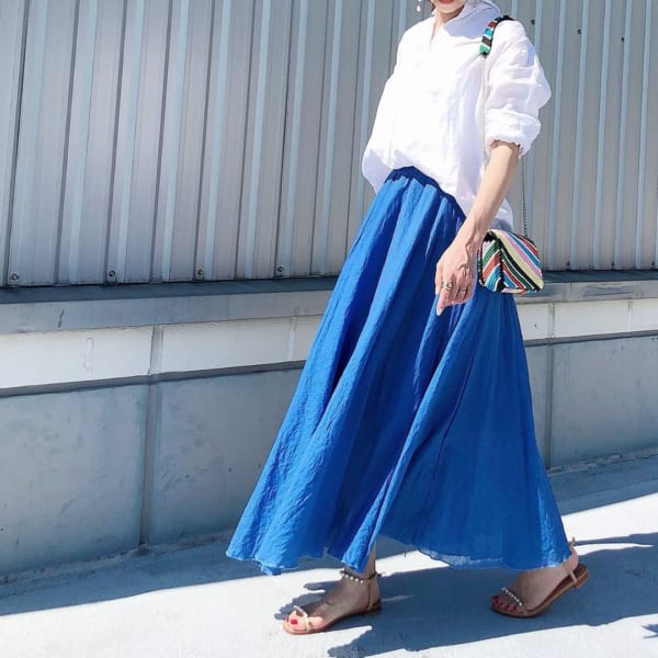 仕事にもお出かけにもなんでも万能！夏の「白シャツ」コーデ4選