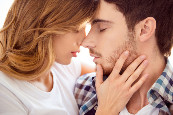 どこまでも追いかけます！男性を「惹きつける女性」の共通点4つ