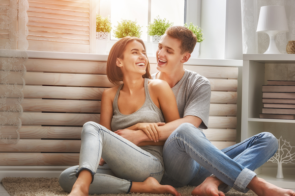 頭撫でてよ…♡女性が「彼氏に甘えたくなる瞬間」って？