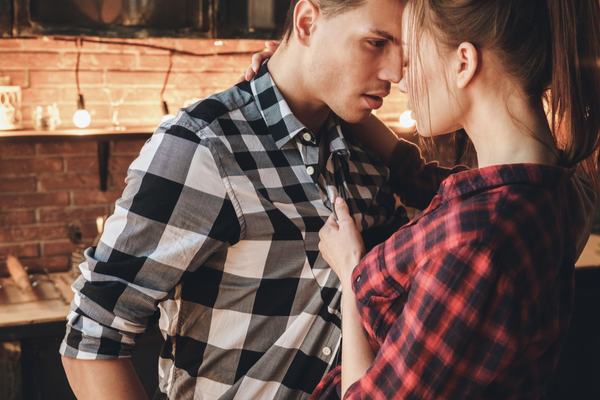 フェロモン半端ない♡男がウットリする「セクシー仕草」4つ